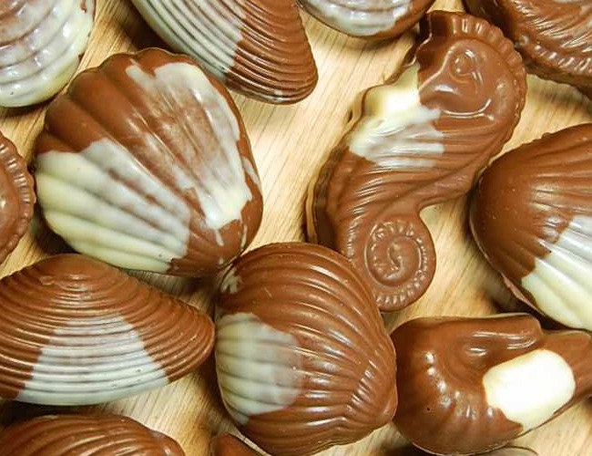 chocolate seashell wedding cake decorations