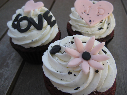 pink and black wedding cupcakes