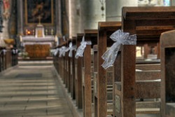 ribbon bows on pews