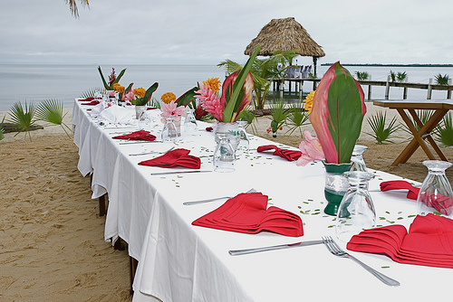 red napkins on wedding table