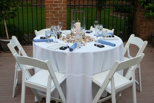 white and blue wedding table